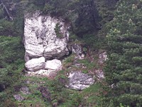 Skurrile Felsformationen auf dem Weg zur Quelle des Brenno 