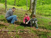 ... auch Roger und die Kinder spielen mit ihnen im Unterholz!